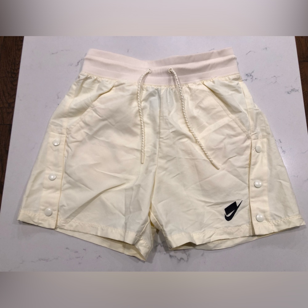 Nike Women’s Side Buttoned Active Shorts Size Small